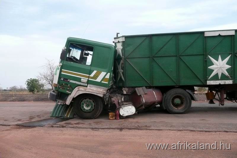 B2B2011_634.jpg - Semmi gond, csak az alváz tört ketté