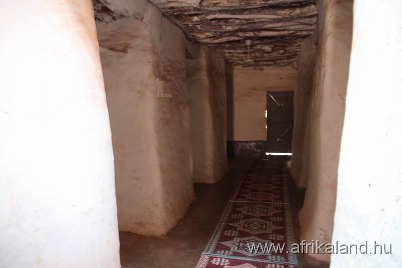 2011Burkina_0018.jpg - A szőnyegeken összesen 405 ember imádkozhat