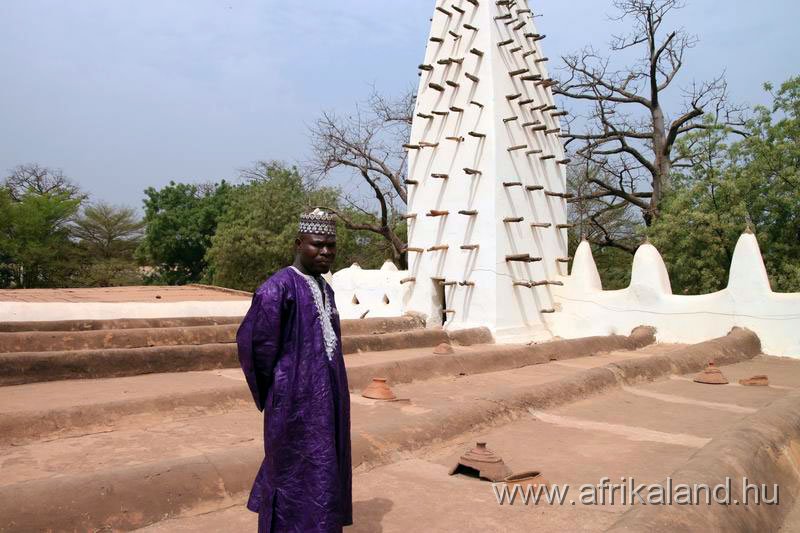 2011Burkina_0029.jpg - Az imám fia. Ha be akarunk menni egy mecsetbe, őt kell keresni