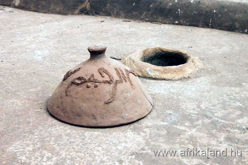 2011Burkina_0033.jpg - Világítóablak. Esős évszakban lefedhető