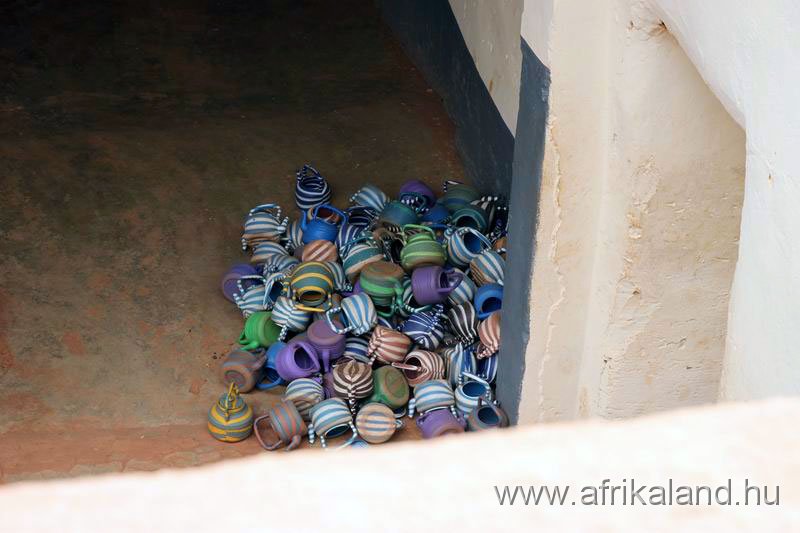 2011Burkina_0036.jpg - Lábmosó ibrikek