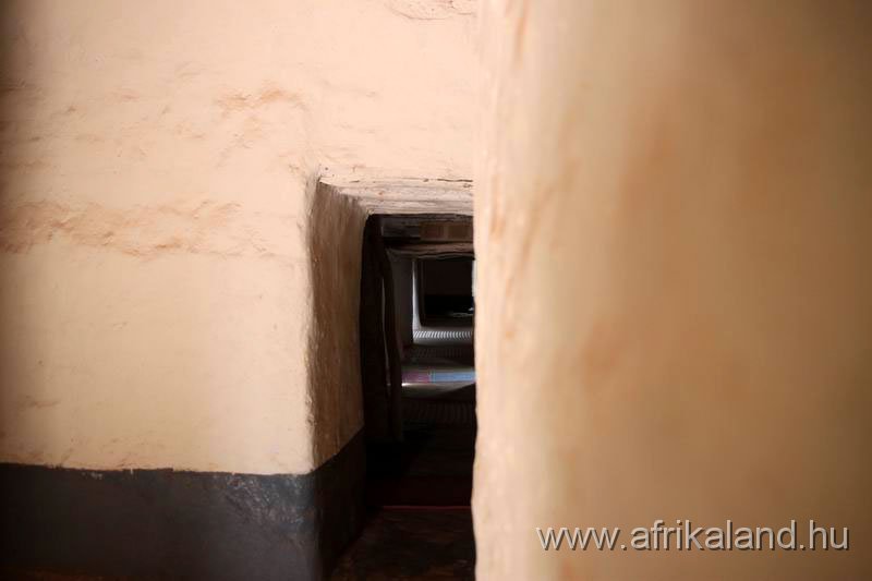 2011Burkina_0037.jpg - Nők ezen a résen túl nem mehetnek
