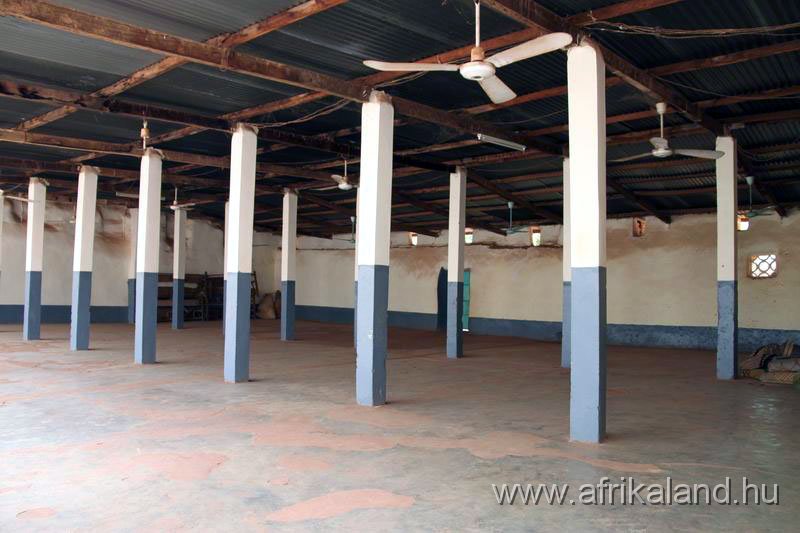 2011Burkina_0038.jpg - Ha valaki nem fér be, itt imádkozhat
