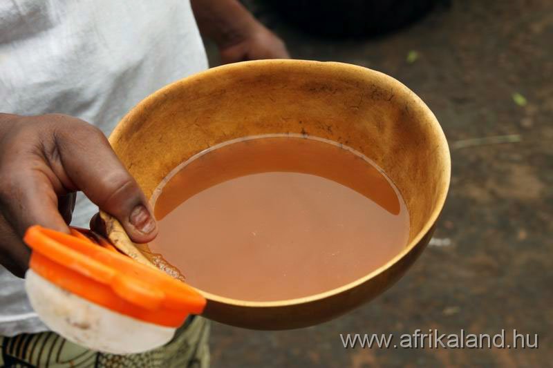 2011Burkina_0069.jpg - Dolog. Egy ilyen tál a fejadag