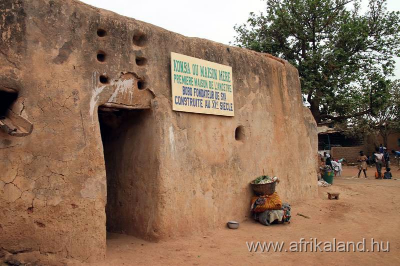 2011Burkina_0075.jpg - Bobo legöregebb háza a XI. századból. Azóta ugyanaz a család lakja