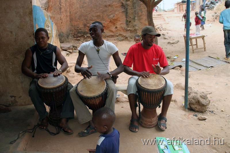 2011Burkina_0079.jpg - Utcazenészek. Fantasztikus hangulatot teremtettek