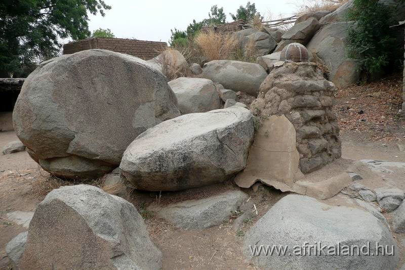 2011Burkina_0112.jpg - Koro és a robbantott kövek