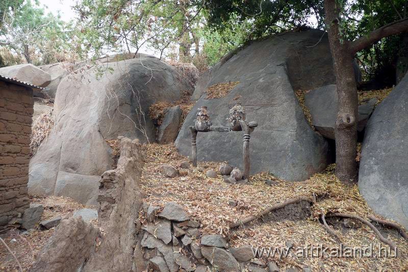 2011Burkina_0118.jpg - Azon tákolmányon áldozzák fel a csirkéket