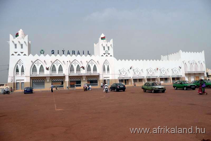 2011Burkina_0140.jpg - Pályaudvar Boboban. Heti két vonat jön Ougadougouból