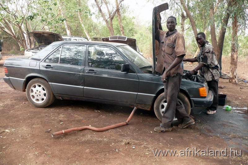 2011Burkina_0181.jpg - Helyi autószerelő