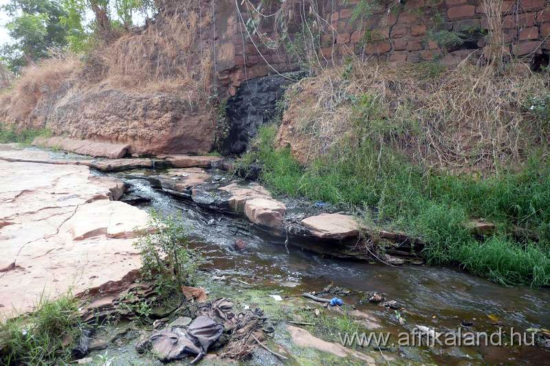2011Burkina_0197.jpg - Az autószervíz olaja itt folyik bele a szenthalak folyójába. Amiben ugye az asszonyok is mosnak