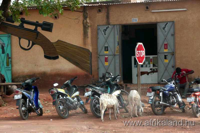2011Burkina_0199.jpg - Békés ország, fegyverbolttal