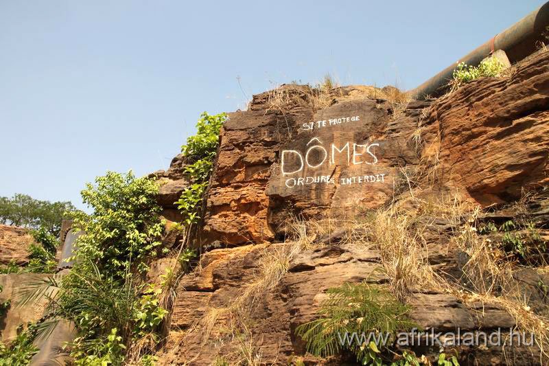 2011Burkina_0213.jpg - Szent hely, szemetelni tilos