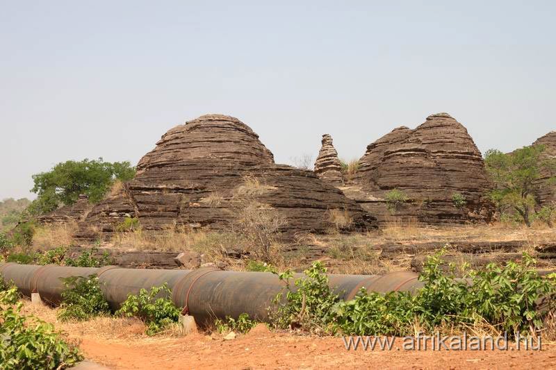 2011Burkina_0214.jpg - Elöl a vízvezeték