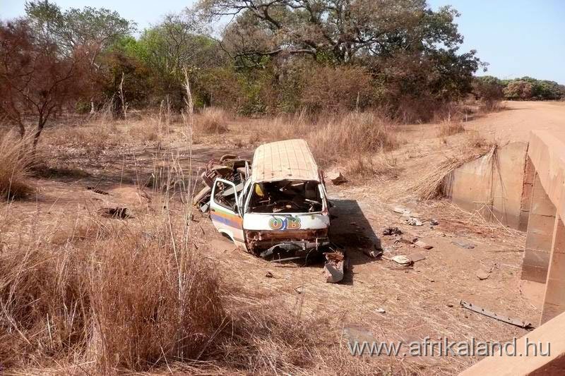 2011Burkina_0325.jpg - Leesett a hídról