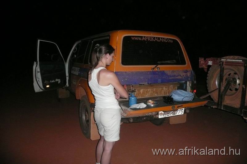 2011Burkina_0387.jpg - Vacsora az út mentén