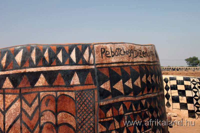 2011Burkina_0442.jpg - Mázas házak, Tiebélé
