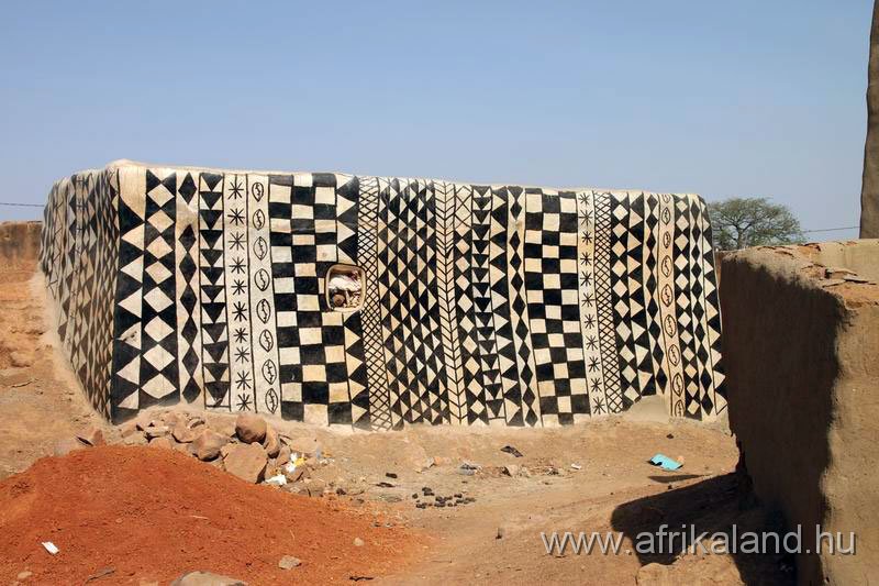 2011Burkina_0453.jpg - A szembe fal tíz nő két napi munkája