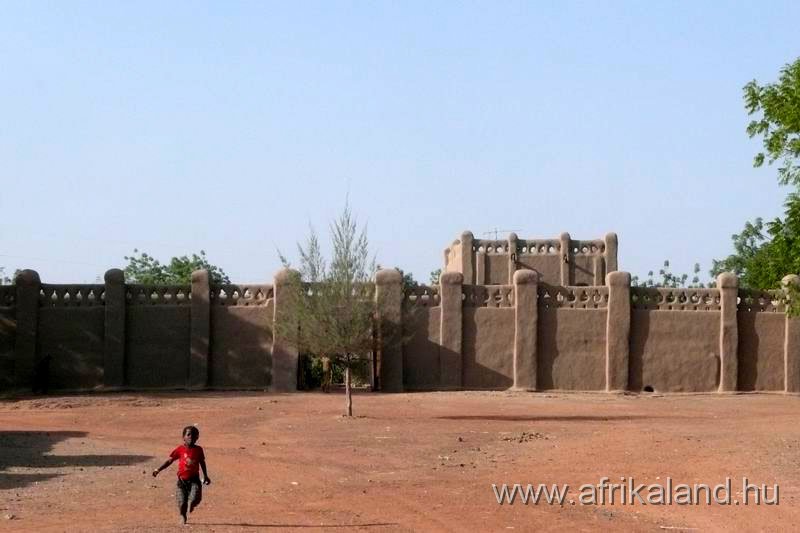 2011Burkina_0563.jpg - Kokologo királyi palota. Nem éri meg megállni